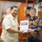 Ketua Umum Partai Gerindra Prabowo Subianto bersama Politikus PDI Perjuangan Budiman Sudjatmiko. (Dik. Tim Media Prabowo Subianto)