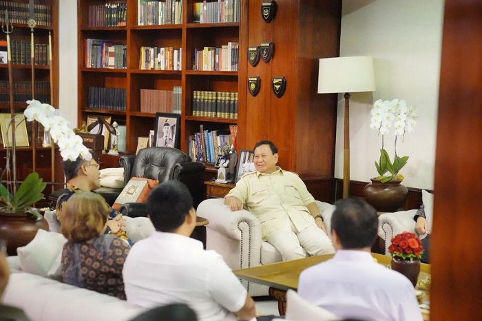 Ketua Umum Partai Gerindra Prabowo Subianto bersama Politikus PDI Perjuangan Budiman Sudjatmiko. (Instagram.com/@gerindra)