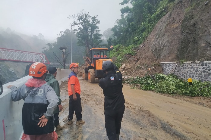 Alat berat dikerahkan dalam penanganan darurat pembukaan jalan di KM59 jalur piket nol Lumajang-Malang. (Dok. BPBD Kabupaten Lumajang) 
