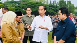 Menteri BUMN, Erick Thohir Mendampingi Presiden Joko Widodo. (Dok. BUMN)
