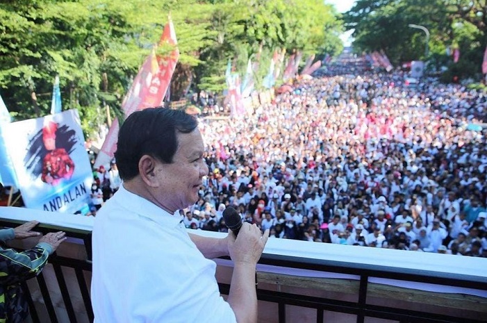 Menteri Pertahanan Prabowo Subianto melepas keberangkatan peserta jalan santai 'Anti Mager' yang digelar di Makassar, Minggu, 6 Agustus 2023. (Dok. Tim Media Prabowo Subainto)