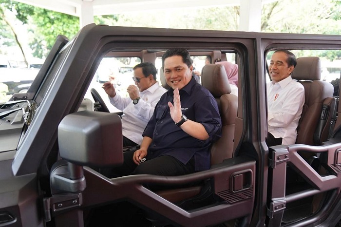 Menteri Pertahanan Prabowo Subianto menyupiri kendaraan taktis (rantis) Maung 4×4 bersama Presiden Jokowi. (Facbook.com/@Prabowo Subianto )
