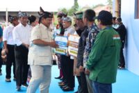 Menteri Pertahanan (Menhan) Prabowo Subianto disambut riuh luluban ribuan warga termasuk para petani dan peternak di Sumedang. (Dok. Tim Media Prabowo Subianto)


