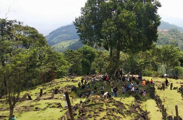 > Gunung Padang dilihat dari atas: situs punden berundak terbesar se-Asia Tenggara yang kini kembali diteliti. (Dok. jadesta.kemenparekraf.go.id)