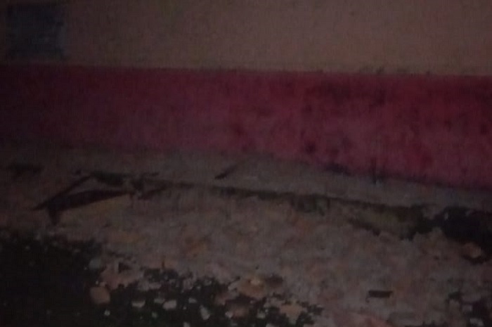 Plafon SDN Kutamaneuh 2 jebol pascagempa Bekasi, untungnya tidak ada aktivitas belajar saat kejadian. (Dok. BNPB)

